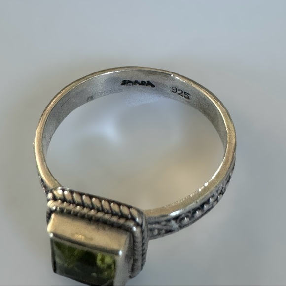 925 stamped silver and green ring. Artisan work around entire band. Size 5 - Picture 9 of 10
